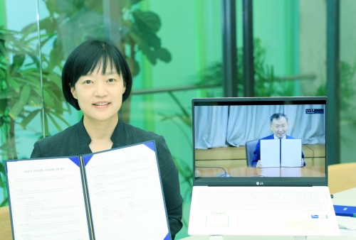 (왼쪽부터) 한성숙 네이버 대표이사, 신동렬 성균관대학교 총장/제공 = 네이버