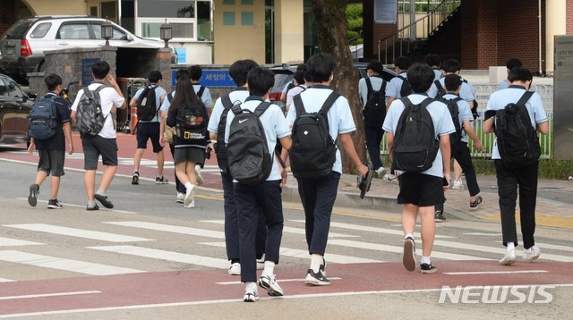 전국 초·중·고등학교의 개학이 시작된 지난 17일 전북 전주시 전주신흥중·고등학교 앞에서 학생들이 등교를 하고 있다.