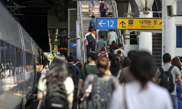 광복절 연휴 마지막날인 16일 오전 서울 중구 서울역에서 시민들이 이동하고 있다.