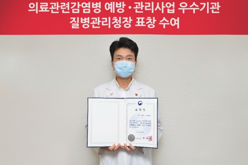 세계최초로 워크스루를 개발한 에이치플러스 양지병원 (병원장 김상일 / 사진) 이 ‘2021년 의료관련 감염병 예방관리사업’평가에서 우수기관에 선정되어 질병관리청장 표창을 수상했다.