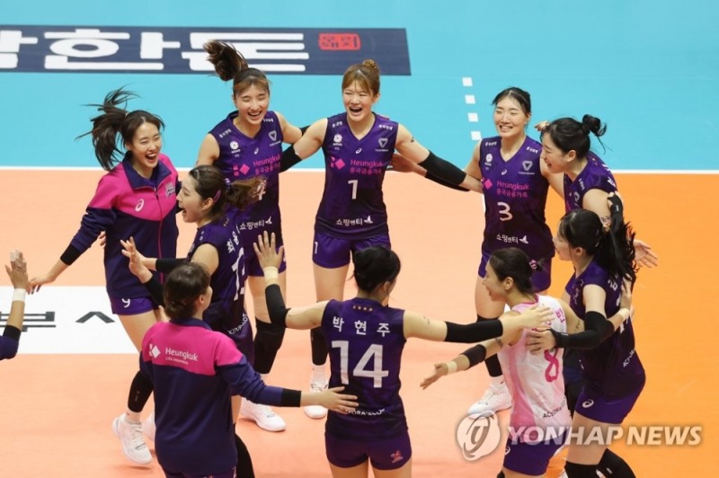 (의정부=연합뉴스) 25일 오후 경기도 의정부체육관에서 열린 2021 의정부·도드람컵 프로배구대회 여자부 IBK기업은행과 흥국생명의 경기에서 3대1로 승리한 흥국생명 선수들이 기뻐하고 있다.