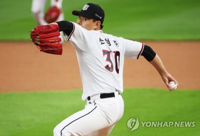(수원=연합뉴스) 25일 경기도 수원케이티위즈파크에서 열린 2021 KBO리그 프로야구 SSG 랜더스와 kt wiz의 경기. 1회초 KT 선발투수 소형준이 역투하고 있다.