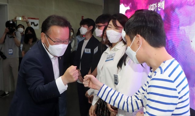 김부겸 국무총리가 6월 17일 오후 경기도 성남시 수정구 한국콘텐츠진흥원 글로벌게임허브센터를 방문해 청년게임분야 종사자와 인사하고 있다. (공동취재사진)