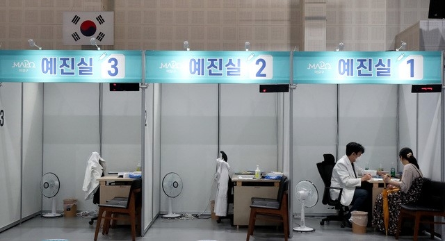 18~49세 대상 예방접종 시작을 하루 앞둔 25일 오전 서울 마포구민체육센터에 마련된 코로나19 예방접종센터에서 시민이 예진을 받고 있다. 정부는 40대 이하 예방접종 시기를 보름여 앞당겨 추석연휴 전까지 전 국민 70%가 백신을 맞도록 할 계획이다.