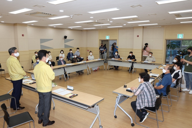 허태정 대전시장이 25일 오후 전민동행정복지센터를 찾아 전민동 주민들과 간담회를 갖고 LH토지주택연구원 생활치료센터 운영에 협조해준 점에 대해 감사의 말을 전하고 있다. (사진= 대전시 제공)