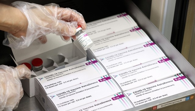 코로나19 아스트라제네카 잔여백신 접종 연령이 30세 이상으로 변경된지 하루 지난 18일 오전 서울 강서구 서울부민병원 약제팀에서 한 직원이 냉장보관 중인 아스트라제네카 백신을 보여주고 있다. 방역 당국은 3040 젊은층이 아스트라제네카 백신을 기피할 수 있다는 지적에 "이미 접종자나 예약자가 많은 상황"이란 입장을 내놨다.