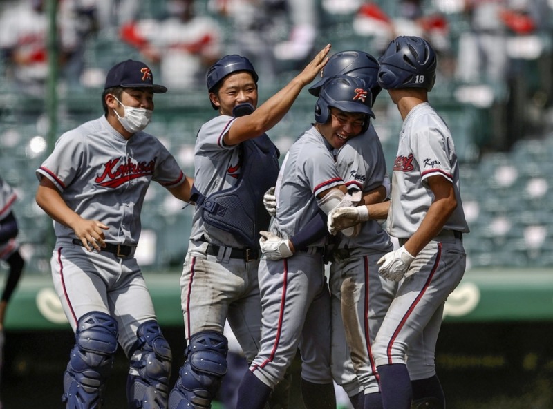 (효고 교도=연합뉴스) 26일 오전 일본 효고(兵庫)현 니시노미야(西宮)시 소재 한신고시엔(阪神甲子園)구장에서 제103회 일본 전국고교야구선수권대회 8강 전에서 교토국제고 선수들이 승리한 후 기뻐하고 있다.