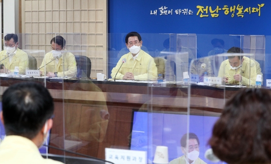 김영록 전라남도지사가 26일 오전 도청 서재필실에서 실국장 정책회의를 주재하고 있다./사진=전라남도