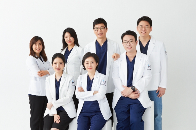 (왼쪽부터) 이승민 원장, 정수인 원장, 송지혜 원장, 이양구 원장, 김수진 원장, 심승기 원장, 이관주 원장/사진 제공 = 아이디치과