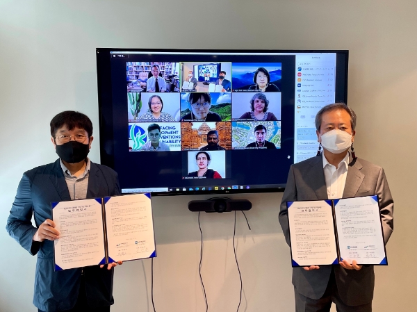 신상훈 금융산업공익재단 대표이사장(오른쪽)과 이윤근 노동환경건강연구소장(왼쪽)/사진 제공 = 금융산업공익재단