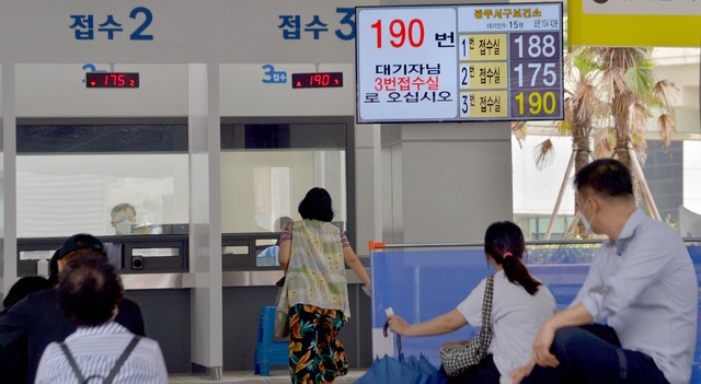 광주 한 고등학교에서 코로나19 연쇄감염이 발생한 23일 광주 서구보건소 선별진료소에 진단 검사를 받으려는 시민들의 발길이 잇따르고 있다.