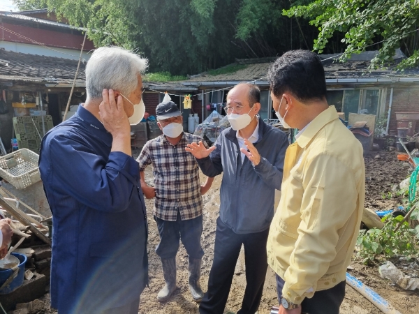 유찬형 농협중앙회 부회장은 8월 26일 경북 영천 화북면 태풍피해 농가를 방문하여 침수현장을 점검하고 피해복구 방안을 논의하고 있다./사진 제공 = 농협