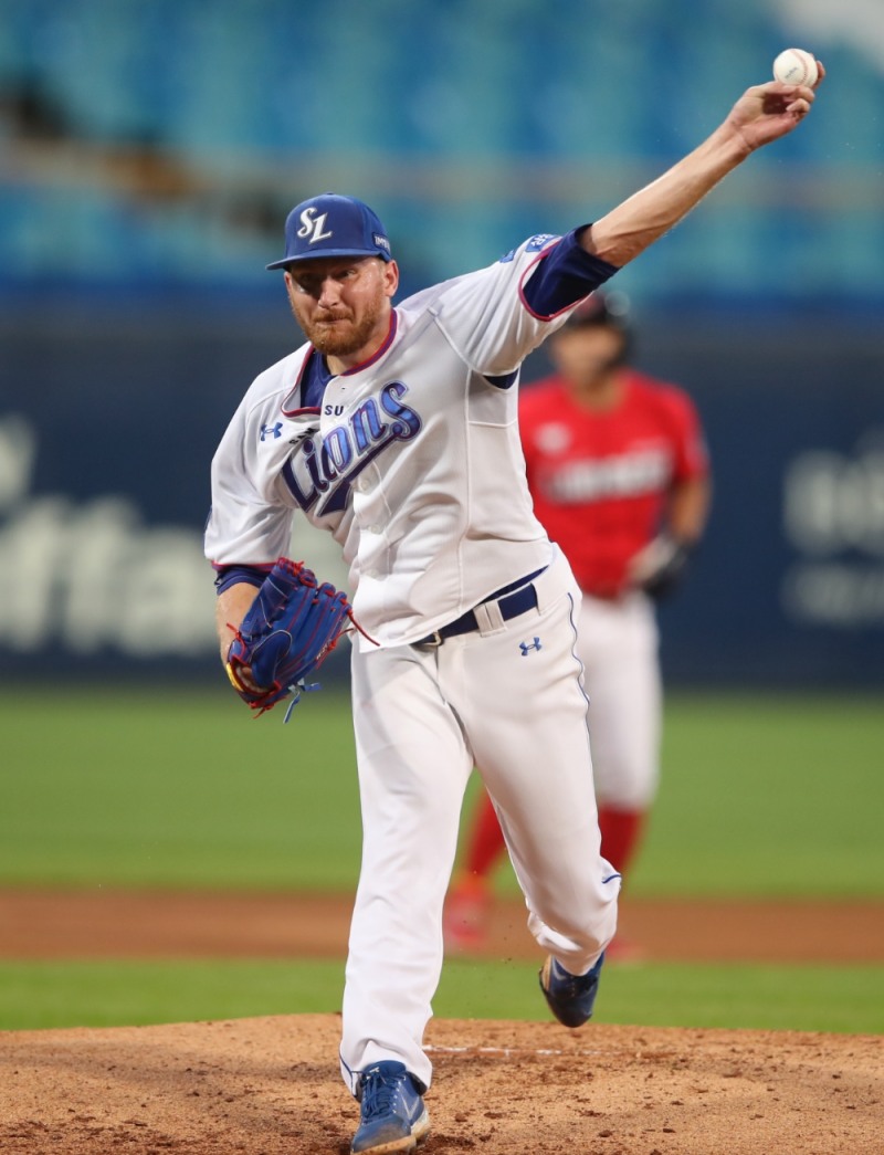 대체외국인 선수로 삼성 유니폼을 입은 몽고메리는 4게임에서 1패로 아직 제 모습을 보여주지 못하고 있어 가을야구를 향한 삼성의 고민거리 가운데 하나가 되고 있다.