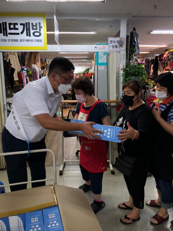 코로나19 극복을 위한 방역물품 기부 후 기념촬영을 하고 있다./사진 제공 = 한국부동산원