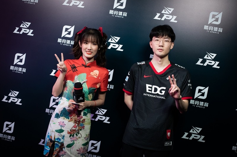 인터뷰 중인 EDG '바이퍼' 박도현(Photo=LPL 官方)