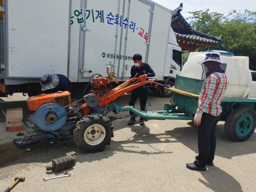 보성군은 농기계 사용이 급증하는 수확철을 앞두고 지난 20일부터 ‘찾아가는 농기계 순회수리 및 안전교육’을 진행하고 있다/사진=보성군