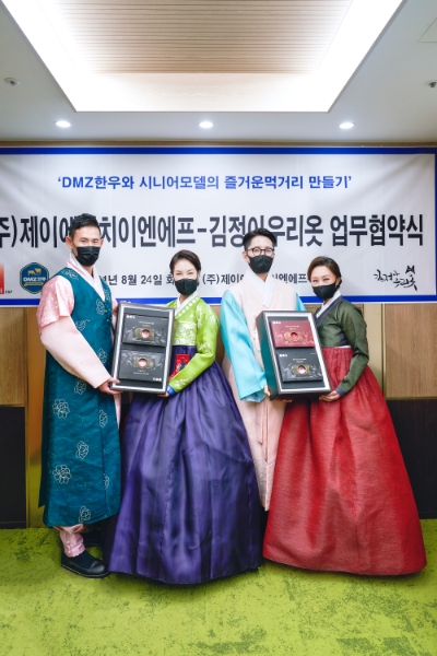 김정아우리옷 모델들이 DMZ한우를 들어 보이며 포즈를 취하고 있다. [사진=(주)제이에이치E&F]