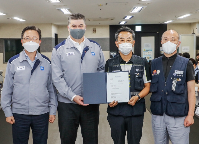 (왼쪽부터) 한국지엠 최종 부사장, 한국지엠 카허 카젬 사장, 금속노조 김호규 위원장, 금속노조 한국지엠지부 김성갑 지부장/사진 제공 = 한국지엠