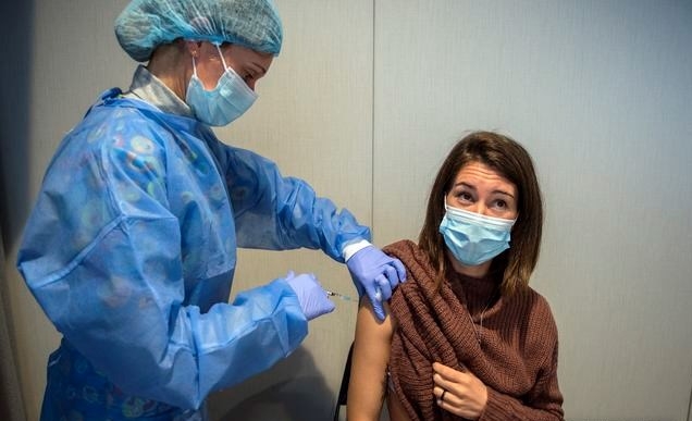 16일(현지시간) 우루과이 수도 몬테비데오의 안텔 경기장에서 한 시민이 백신 3차 접종(부스터 샷)으로 화이자 백신을 맞고 있다. 앞서 우루과이 보건부는 백신 2회차 접종을 마쳤더라도 중국 시노백 백신을 맞은 경우 화이자 백신으로 3차 접종을 승인해 이날부터 시행했다.