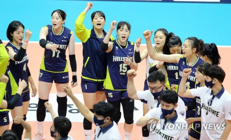 (의정부=연합뉴스) 28일 경기도 의정부체육관에서 열린 프로배구 KOVO컵 여자부 준결승 현대건설-도로공사 경기에서 승리한 현대건설 코치진과 선수들이 결승 진출을 기뻐하고 있다.