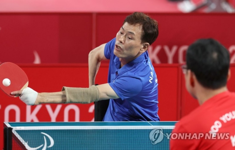 (도쿄=연합뉴스) 28일 오후 일본 도쿄 메트로폴리탄 체육관에서 열린 2020 패럴림픽 탁구 남자 단식(스포츠등급 1) 준결승 대한민국 주영대와 남기원의 경기. 남기원이 공을 넘기고 있다.
