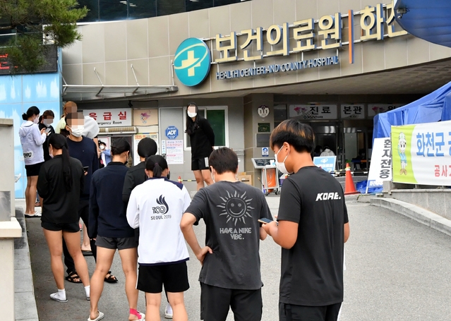 27일 오전 강원 화천군 고등학생들이 화천군 보건의료원에서 코로나19 진단검사를 받기 위해 자신의 차례를 기다리고 있다.(사진=화천군청 제공)