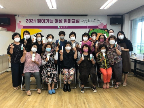 찾아가는 여성 취미교실 참여자들이 화장품과 세제를 만들고 기념사진을 찍었다/사진=강진군