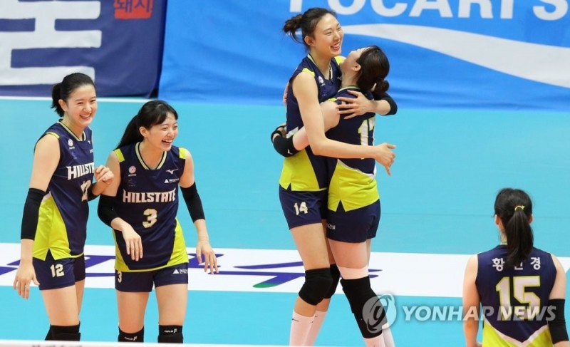 (의정부=연합뉴스) 29일 경기도 의정부체육관에서 열린 프로배구 KOVO컵 여자부 결승 현대건설-GS칼텍스 경기에서 현대건설 선수들이 득점 후 기뻐하고 있다.