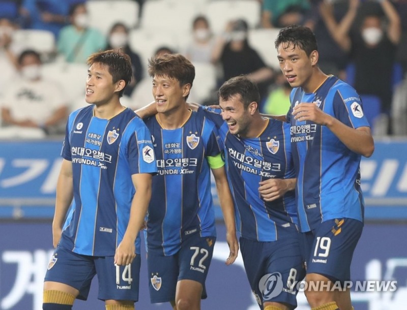 (울산=연합뉴스) 29일 울산 문수축구경기장에서 열린 프로축구 하나원큐 K리그1 2021 울산 현대와 인천 유나이티드의 경기에서 울산 이동경이 팀의 두 번째 골을 넣고 동료들과 기뻐하고 있다.