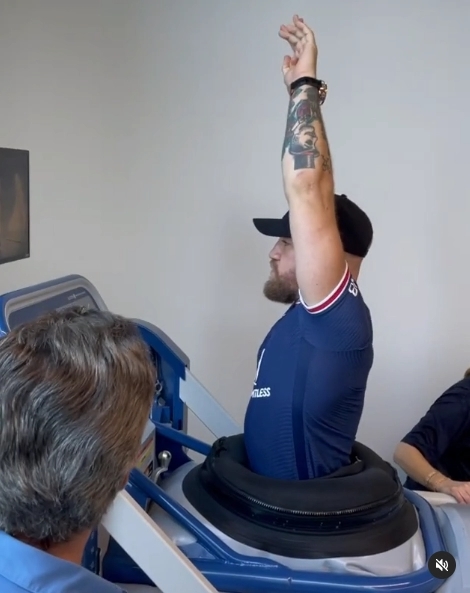 의료용 러닝머신 위를 걷고 있는 맥그리거(사진=인스타그램)