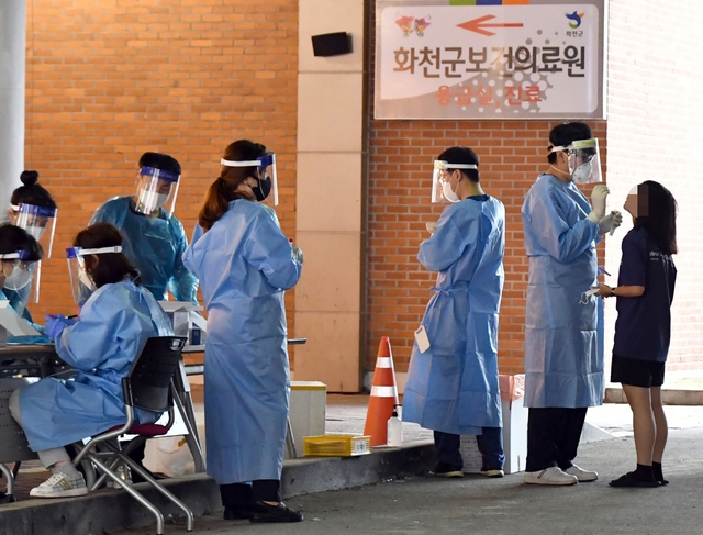 27일 오전 강원 화천군 고등학생이 화천군 보건의료원에서 코로나19 진단검사를 받고 있다. 26일 2명, 27일 오전 11시 기준 13명 등 이틀 간 15명의 고등학생들이 확진됐다. (사진=화천군청 제공)