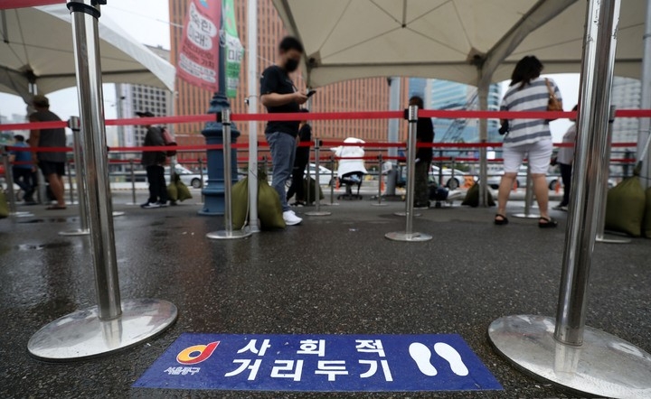 0시 기준 1619명의 신규 코로나19 확진자가 발생한 29일 오전 서울역광장에 설치된 임시선별검사소에서 시민들이 검사를 받기 위해 줄을 서고 있다.