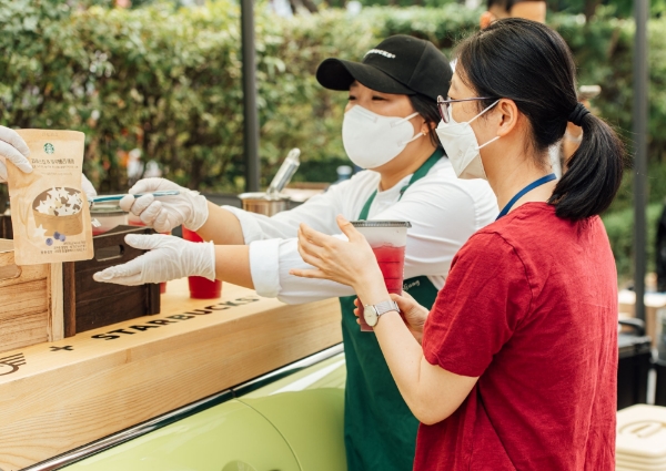 'Brewing Car' 캠페인을 통해 8월 11일 대한적십자사 경기도지사 관계자들에게 응원의 커피를 전달했다./사진 제공 = 스타벅스