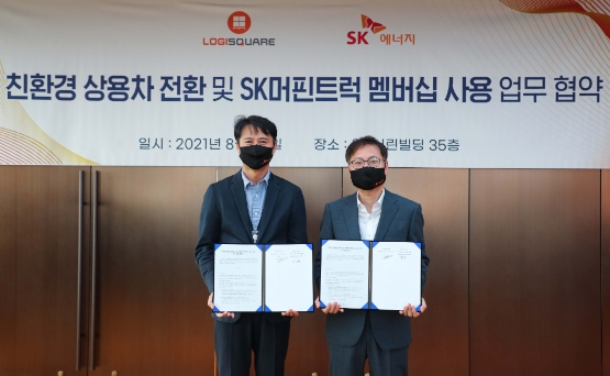 로지스퀘어 김신배 대표이사(왼쪽부터)와 SK에너지 강동수/사진 제공 = SK에너지