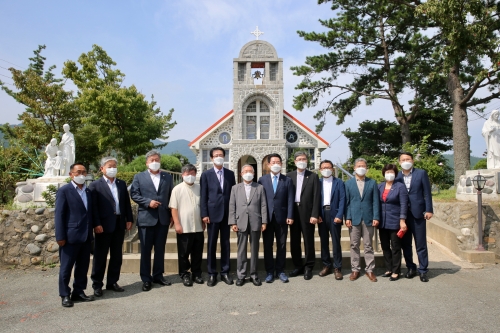 흑산문화관광호텔 및 피정의 집 축복식 이후 가진 기념촬영 모습(왼쪽 5번째 박우량 신안군수)/사진=신안군