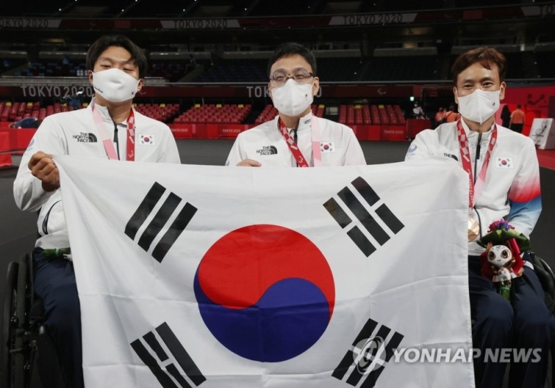 (도쿄=연합뉴스) 30일 오전 일본 도쿄 메트로폴리탄체육관에서 열린 2020 도쿄 패럴림픽 남자 탁구 개인전(스포츠등급 1) 시상식이 끝난 뒤 금메달을 차지한 주영대(가운데), 은메달 김현욱(왼쪽), 동메달 남기원이 함께 태극기를 들고 포즈를 취하고 있다.