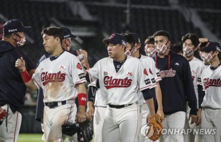 지난 17일 키움을 1-0으로 누른 롯데 선수들이 승리의 기쁨을 나누고 있다. 롯데는 후반기 15게임에서 8승5패2무로 6할대 승률을 기록했다.