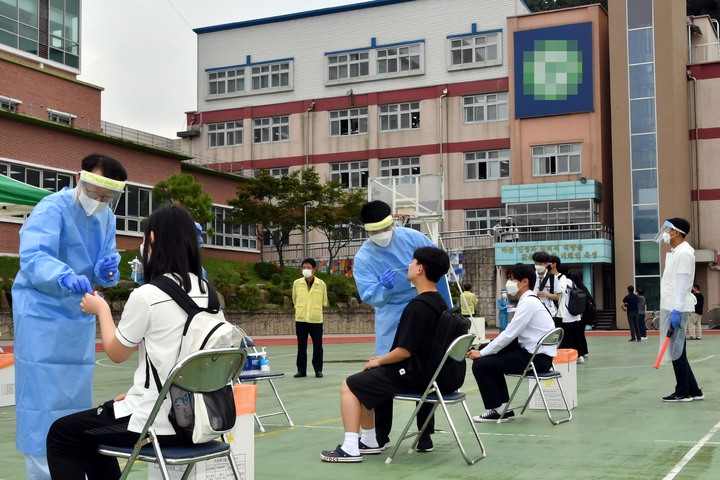 30일 오전 강원 화천군 B 고등학교 학생들이 학교에 설치된 임시 선별검사소에서 코로나19 진단검사를 받고 있다.