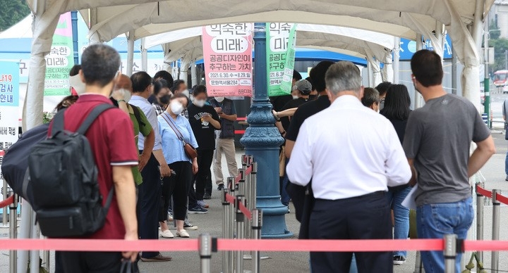 30일 오전 서울 중구 서울역광장에 마련된 코로나19 임시선별검사소에서 시민들이 검사를 받기 위해 대기하고 있다.
