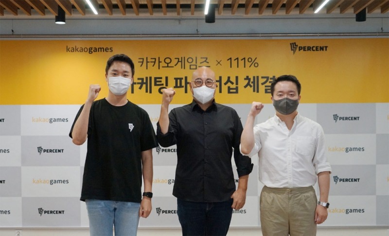 왼쪽부터 111퍼센트 김강안 대표, 카카오게임즈 남궁훈 대표, 111퍼센트 자회사 리치에일리언 최성욱 대표/사진 제공 = 카카오 게임즈