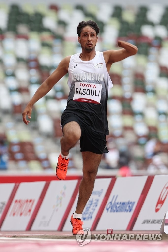 (도쿄=연합뉴스) 2020 도쿄 패럴림픽 출전을 위해 자국을 탈출한 아프가니스탄 대표팀 육상 선수 호사인 라소울리가 31일 오전 일본 도쿄 신주쿠의 국립경기장(올림픽 스타디움)에서 열린 패럴림픽 육상 멀리뛰기 경기에서 힘차게 도약하고 있다. 당초 남자 육상 100m(스포츠등급 T47)에 출전할 계획이던 라소울리는 일본 입국이 늦어지면서 멀리뛰기에 출전했다.