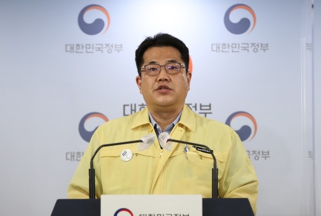 손영래 보건복지부 대변인(중앙사고수습본부 사회전략반장)이 지난 7월18일 오후 서울 종로구 정부서울청사에서 코로나19 대응 비대면 정례브리핑을 하고 있다.