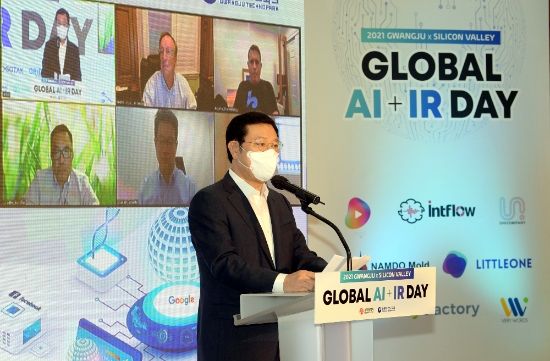 이용섭 광주광역시장이 31일 오전 김대중컨벤션센터에서 열린 '실리콘밸리 온라인 투자유치설명회'에 참석해 인사말을 하고 있다./사진=광주시