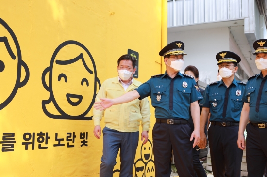 김창룡 경찰청장이 31일 광주 대촌중앙초 앞 ‘라온길’ 범죄예방환경개선(CPTED) 현장을 방문했다./사진=광주경찰청