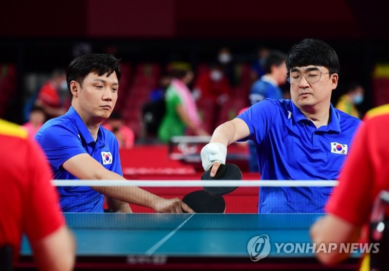 (도쿄=연합뉴스) 31일 일본 도쿄 메트로폴리탄 체육관에서 열린 2020 도쿄패럴림픽 탁구 남자 단체전(스포츠 등급1-2) 8강전에서 대한민국 박진철(왼쪽)과 차수용이 1복식 대결을 벌이고 있다.