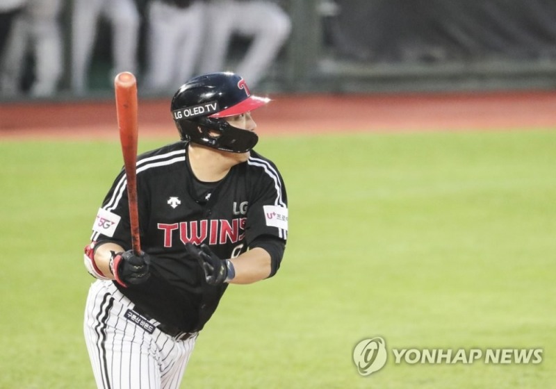(부산=연합뉴스) 31일 부산 사직구장에서 열린 2021 KBO 프로야구 LG 트윈스와 롯데 자이언츠 경기. 1회 초 1사 1, 2루에서 LG 김현수가 2타점 적시타를 치고 있다.