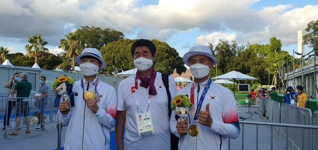 신치용 전 촌장이 도쿄올림픽 양궁 금메달리스트 안산(왼쪽)과 김제덕(오른쪽)과 함께 포즈를 취하고 있다. 