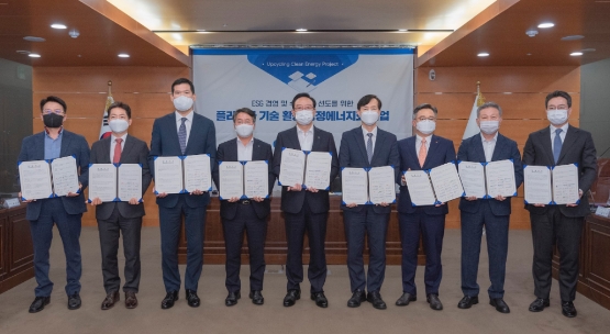 박경일 SK에코플랜트 사업운영총괄(왼쪽 일곱번째), (왼쪽 두번째부터) 이창용 SK증권 ESG부문장, 허윤홍 GS건설 신사업부문 대표, 이승우 한국남부발전사장, 송철호 울산시장, 유석재 한국핵융합에너지연구원장/사진 제공 = SK에코플랜트