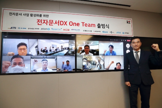 KT AI/DX플랫폼사업본부장 임채환 상무(오른쪽 첫번째)/사진 제공= KT