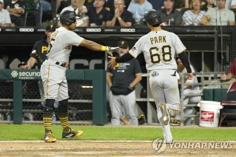 (시카고 AP=연합뉴스) 피츠버그 파이리츠 박효준(오른쪽)이 1일(한국시간) 미국 일리노이주 시카고의 개런티드 레이트 필드에서 열린 시카고 화이트삭스와의 방문 경기, 5회초 상대 투수의 폭투 때 홈을 밟고 있다.
